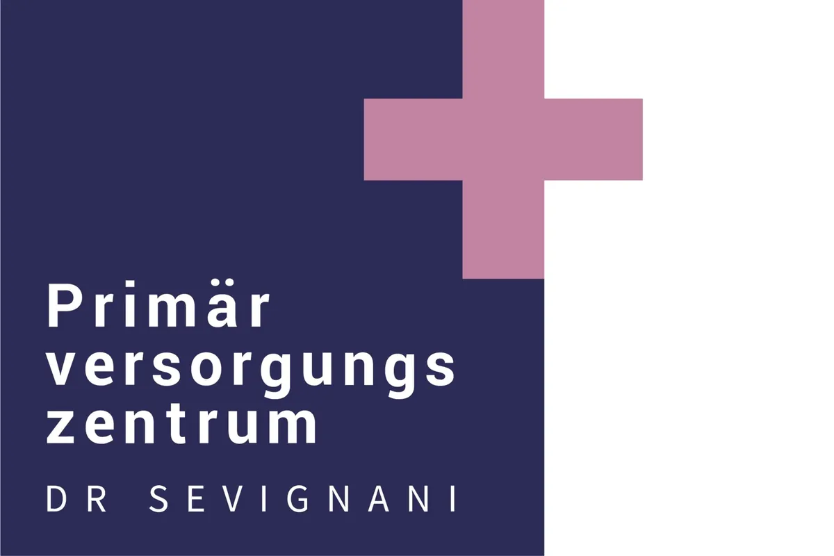 Logo „Primärversorgungszentrum Dr Sevignani“ mit rosa Kreuz auf dunkelblauem Quadrat